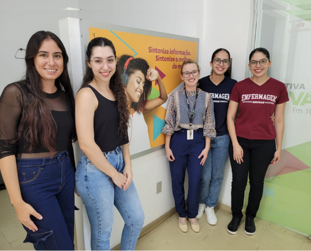 Acad�micas levam informa��es sobre Agosto Dourado pelas ondas da Univ�s FM